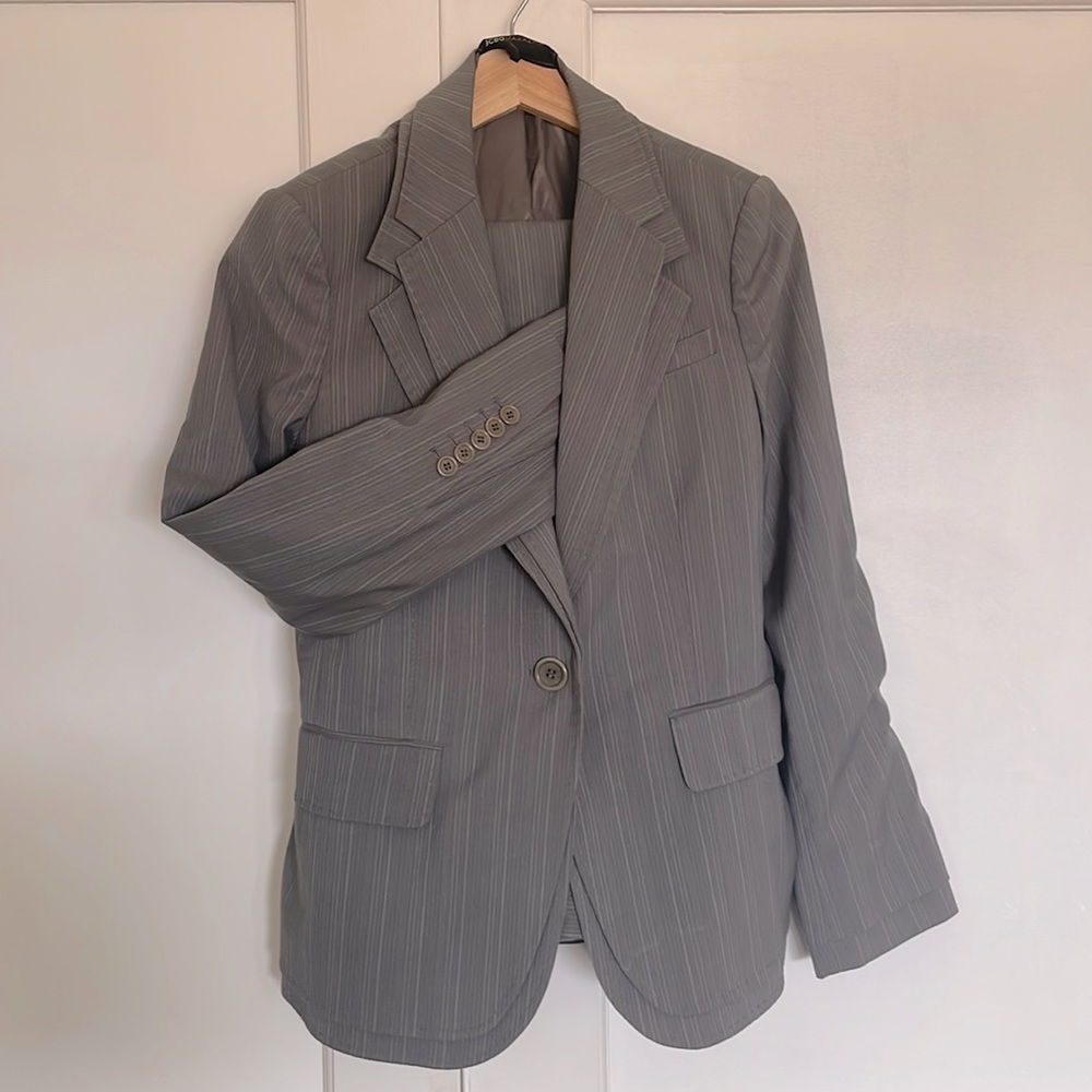 BCBG MAXAZARIA GREY SUIT SET.